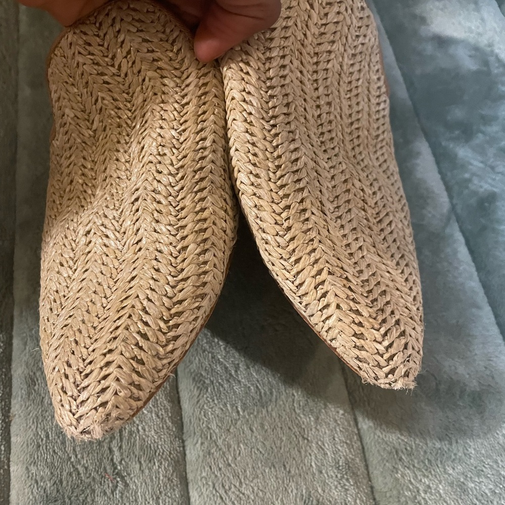 Dolce vita straw woven flats with small heel size 8.5